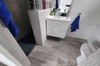 suite bathroom