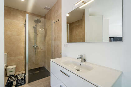 suite bathroom