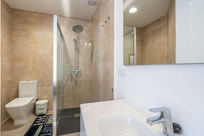 suite bathroom
