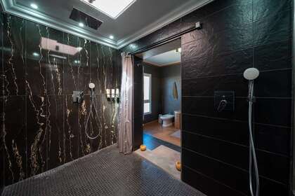 suite bathroom