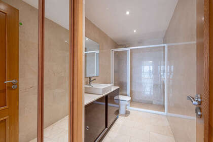 suite bathroom
