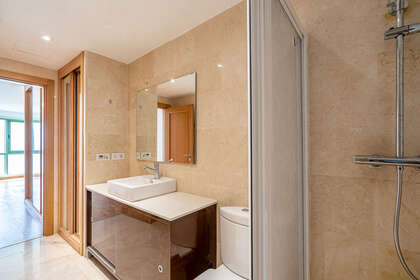 suite bathroom